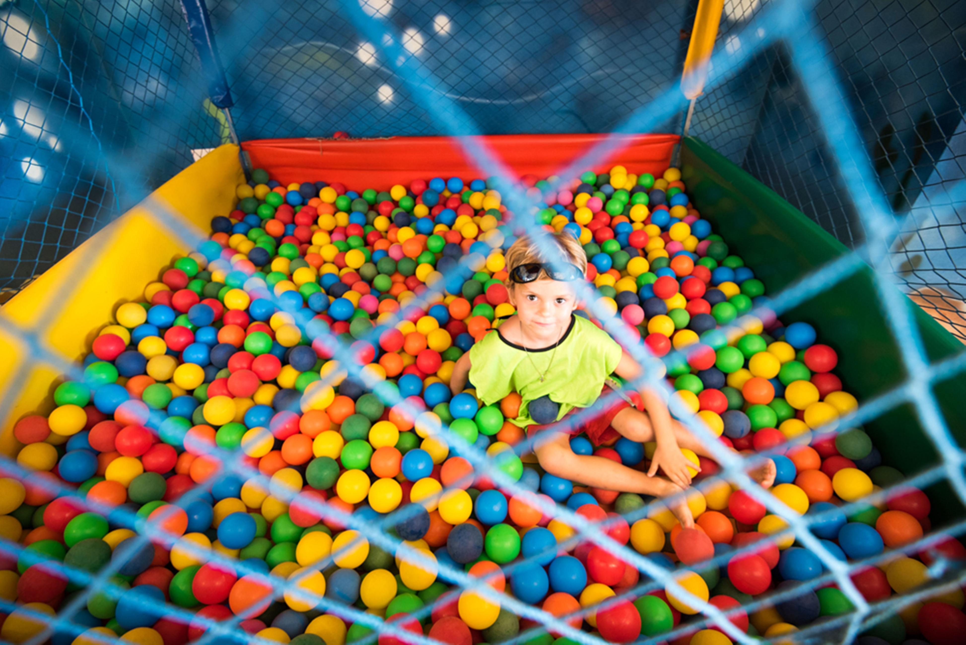 Vila Gale Eco Resort Angra Angra dos Reis Ngoại thất bức ảnh A child in a ball pit